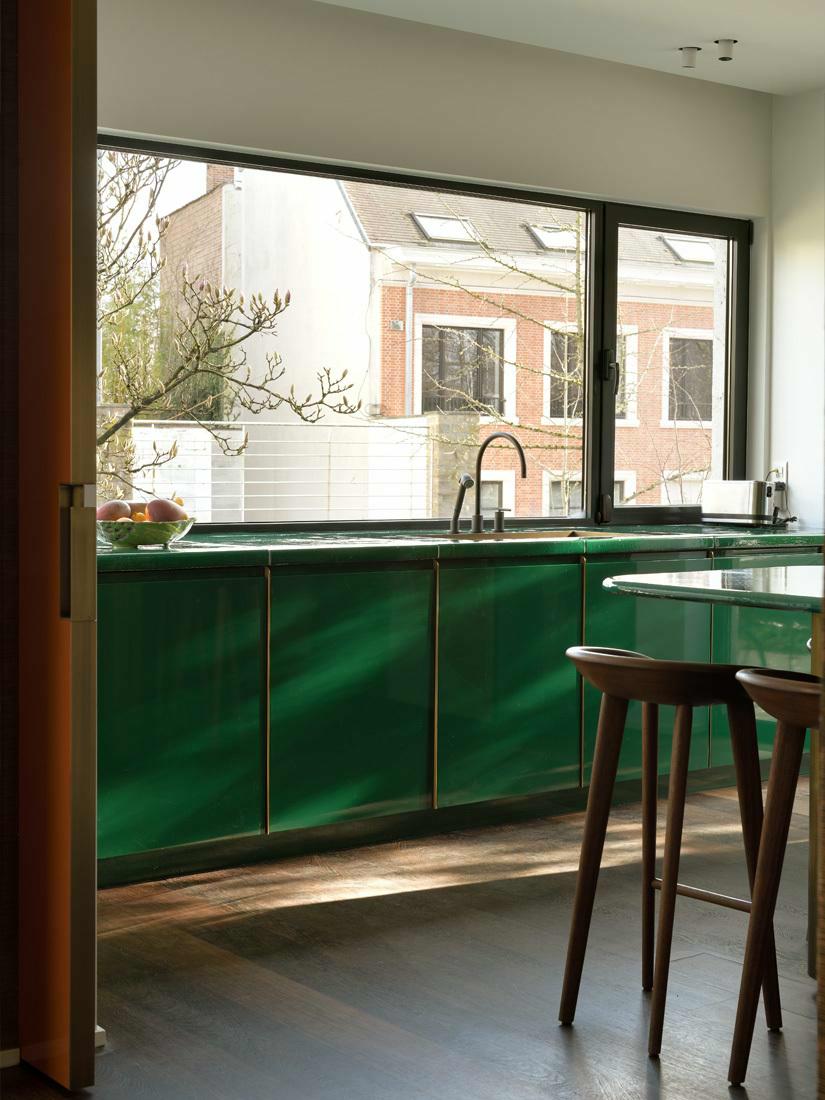 THE CERAMIC FINISH IS NOT JUST DECORATIVE—IT’S TACTILE AND IMMERSIVE, INVITING TOUCH AND INTERACTION.  THE INTERPLAY OF LIGHT AND SHADOW ON THE CERAMIC SURFACES EVOKES THE FEELING OF BEING UNDERWATER OR SURROUNDED BY FOLIAGE.