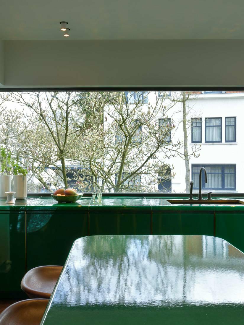 THE CERAMIC FINISH IS NOT JUST DECORATIVE—IT’S TACTILE AND IMMERSIVE, INVITING TOUCH AND INTERACTION.  THE INTERPLAY OF LIGHT AND SHADOW ON THE CERAMIC SURFACES EVOKES THE FEELING OF BEING UNDERWATER OR SURROUNDED BY FOLIAGE.